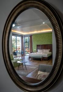 パングラオにあるTana Mysterious gardenの鏡(ベッドルーム1室、ベッド1台、ソファ付)