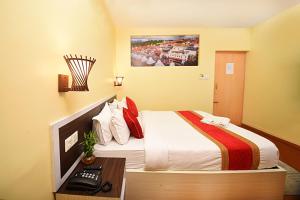Letto o letti in una camera di Hotel Odyssey Nepal