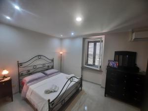 um quarto com uma cama, uma cómoda e uma janela em La Casa del Mugnaio em Rotonda