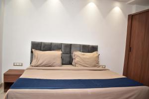 Postel nebo postele na pokoji v ubytování Qotel Hotel Signature BNB-Ashok Vihar