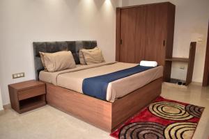 Postel nebo postele na pokoji v ubytování Qotel Hotel Signature BNB-Ashok Vihar