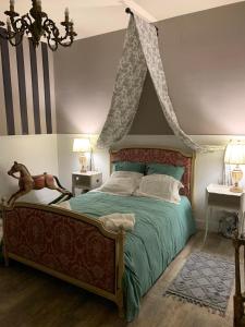 1 dormitorio con 1 cama con bandera americana en la pared en Chambre La Princière, en Lorris