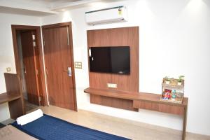 TV a/nebo společenská místnost v ubytování Qotel Hotel Signature BNB-Ashok Vihar