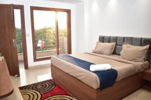 Postel nebo postele na pokoji v ubytování Qotel Hotel Signature BNB-Ashok Vihar