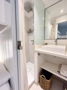 y baño con lavabo y espejo. en Appartement Toucan - Grand standing pleine vue mer en Saint-François