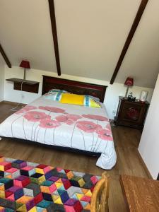 1 dormitorio con 1 cama grande y 1 alfombra en Ar-Gavotenn, en Le Saint