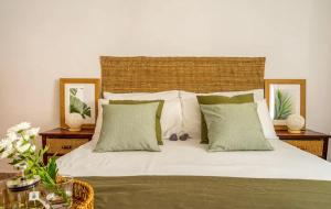 - une chambre avec un lit doté de draps et d'oreillers blancs dans l'établissement 2 BR APT WITH BALCONY IN ESTEPONA CITY CENTRE, à Estepona