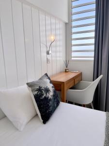 Tempat tidur dalam kamar di Appartement Toucan - Grand standing pleine vue mer