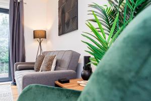 New Deluxe4beds 2bath Apartment Near Highstreet في ساوثهامبتون: غرفة معيشة مع أريكة وطاولة