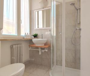 y baño con ducha y lavamanos. en Corte Melone room rental, en Verona