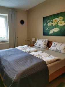 ein Schlafzimmer mit 2 Betten und einem Wandgemälde in der Unterkunft Gästehaus Schu in Marpingen