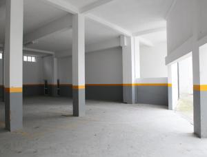 ein leeres Zimmer mit weißen Wänden und gelben Streifen in der Unterkunft Petrus Hotel in Chaves + 14 Fotos