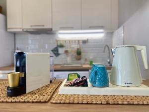 eine Küchentheke mit Kaffeemaschine und Mixer in der Unterkunft Boho Vibes Beachfront Detached House in Análipsis