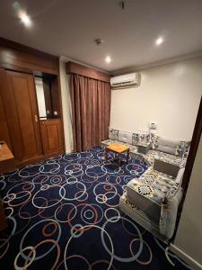 een kamer met een bank en een tafel bij فندق ضيافة دلة in Jeddah