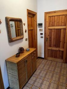 baño con espejo, barra y puerta en Cozy Mountain Apartment with Cimone view, en Faidello