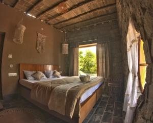 A bed or beds in a room at Hobbit House Bir