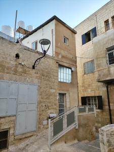 un viejo aro de baloncesto al lado de un edificio en Dar Jacaman - In the heart of Bethlehem old city en Bethlehem