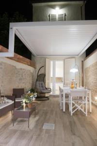 a living room with a white table and chairs at 70mt dal mare in Viareggio