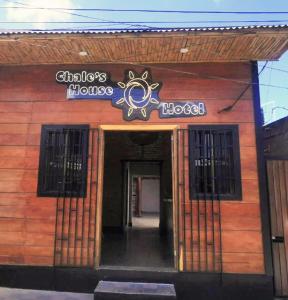 ein Gebäude mit einem Schild mit der Aufschrift „Chicago Houseoked“ in der Unterkunft Chale's House Hotel in San Juan del Sur