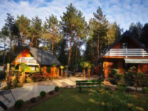 Raków的住宿－Domki letniskowe Balia sauna Leśny Czar，小屋前面设有长凳