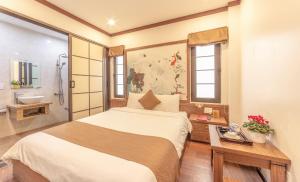 Postel nebo postele na pokoji v ubytování Khai Ngoc Hotel Da Lat City