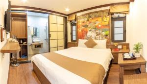 Postel nebo postele na pokoji v ubytování Khai Ngoc Hotel Da Lat City