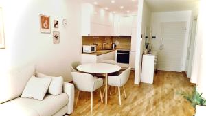 cocina y sala de estar con mesa y sofá. en Apartment Borovje-River View, en Zagreb