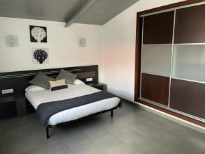- une chambre avec un lit et une grande fenêtre dans l'établissement Apartamentos Los Tojos, à Colsa