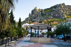 um gazebo numa cidade com uma montanha em Casa Rural Maestros em Albanchez de Úbeda