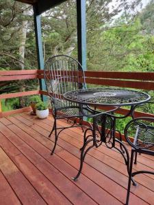 una mesa de patio y sillas en una terraza de madera en Bridgewater Cottage, en Bridgewater