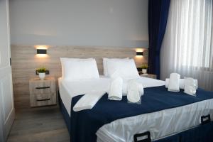 een slaapkamer met een groot bed met witte kussens bij Kassimo Hotel in Istanbul