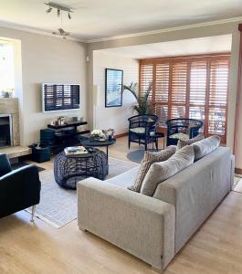 sala de estar con sofá y mesa en a V I E W or 2, en Ciudad del Cabo