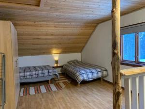 Postel nebo postele na pokoji v ubytování Cozy Zweeds huis met openhaard en grote tuin + 34 fotografií