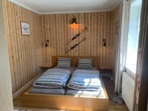 Postel nebo postele na pokoji v ubytování Cozy Zweeds huis met openhaard en grote tuin