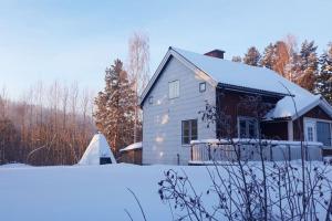 Cozy Zweeds huis met openhaard en grote tuin v zimě