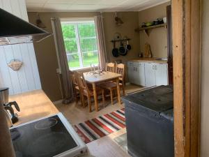 Kuchyň nebo kuchyňský kout v ubytování Cozy Zweeds huis met openhaard en grote tuin