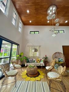 uma sala de estar com um sofá, uma mesa e cadeiras em RNR Villas and Farm Resort em Morong