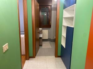 a hallway of a bathroom with colorful walls at Il Principio - zona Fiera e Policlinico in Pordenone
