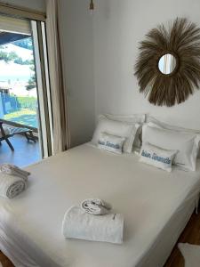 a bedroom with a bed with towels on it at Maison Simonetta in Oualidia