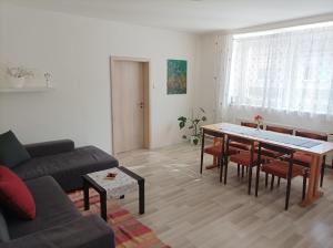 ein Wohnzimmer mit einem Tisch, Stühlen und einem Sofa in der Unterkunft U kapličky, Boskovice in Boskovice