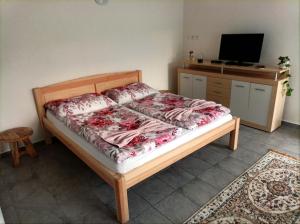 1 dormitorio con 1 cama, TV y mesa en U kapličky, Boskovice, en Boskovice