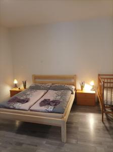 ein Schlafzimmer mit einem Bett mit zwei Nachttischen und zwei Tischen in der Unterkunft U kapličky, Boskovice in Boskovice