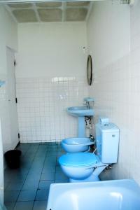 bagno con 2 servizi igienici e lavandino di The West Gate Bungalow a Nuwara Eliya