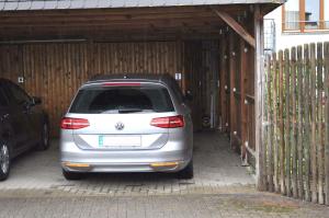 in einer Garage steht ein silbernes Auto in der Unterkunft Haus am Strand Ferienwohnung Nr 01 in Niendorf