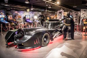 Une voiture de course présentée dans un musée dans l'établissement Jukebox Hotel, à Znojmo