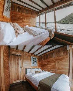 2 camas en la cubierta superior de un barco en Labuan Bajo Trip, en Nggorang