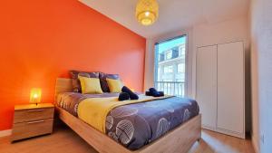 Posteľ alebo postele v izbe v ubytovaní La Résidence Évasion 2 - Original - Gare - Wifi - Relax BNB