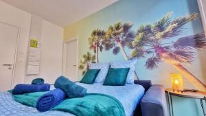 Posteľ alebo postele v izbe v ubytovaní La Résidence Évasion 2 - Original - Gare - Wifi - Relax BNB