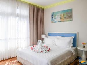een slaapkamer met een bed met een vogel erop bij Cọ Xanh Hotel in Da Nang