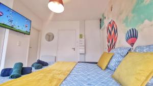Televízia a/alebo spoločenská miestnosť v ubytovaní La Résidence Évasion 2 - Original - Gare - Wifi - Relax BNB